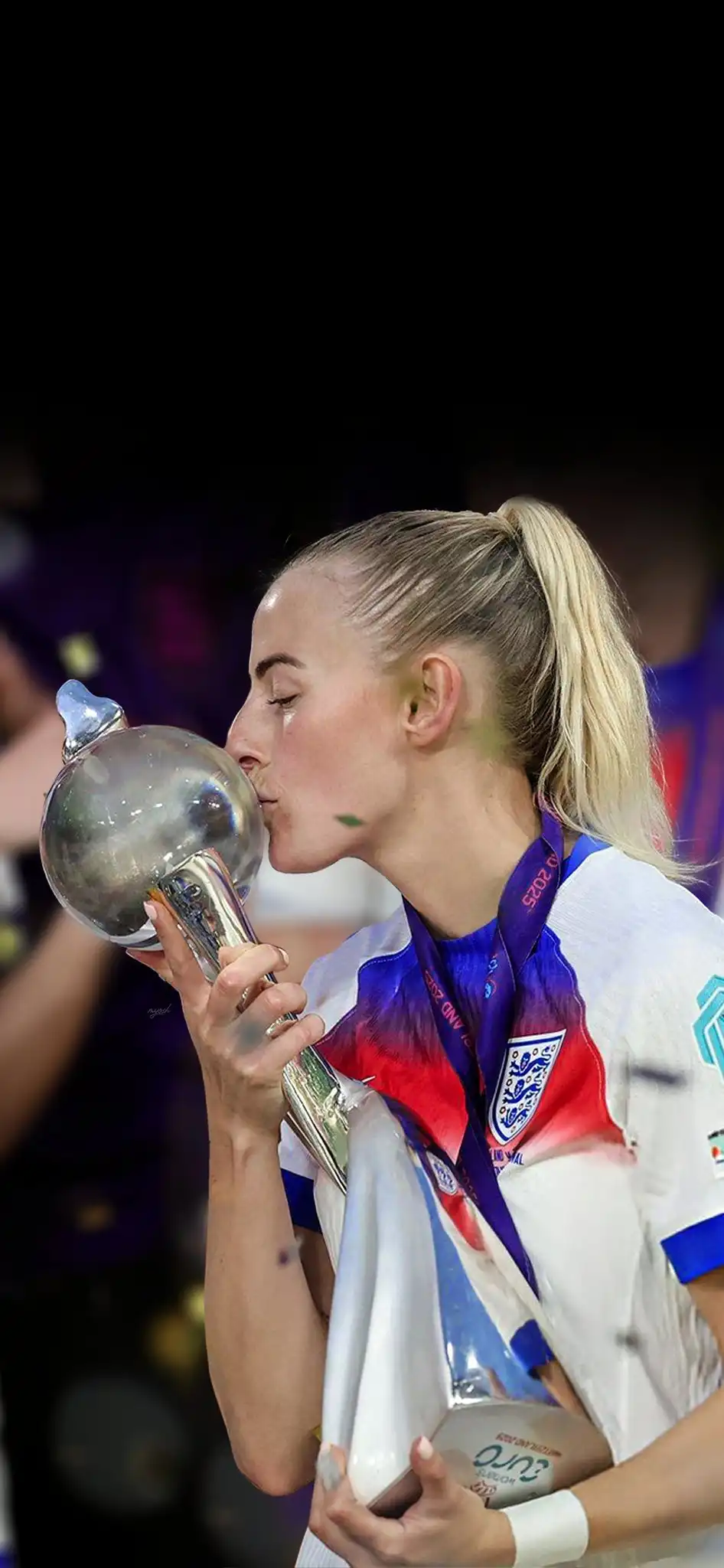 England Lionesses Player Kissing Trophy